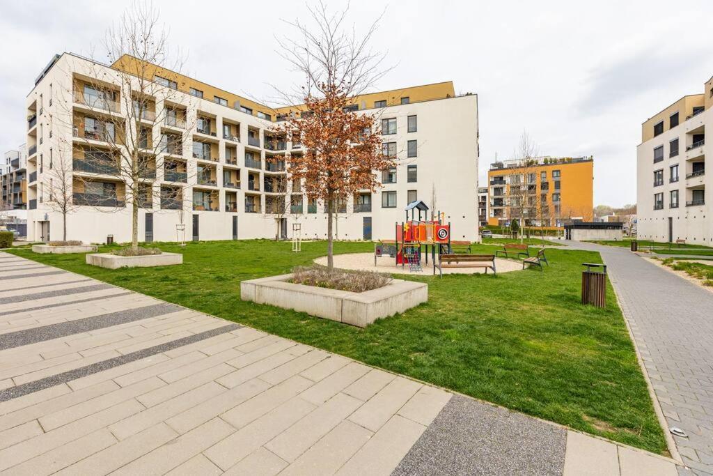 Cityscape Oasis: Active Studio Heaven Братислава Екстериор снимка