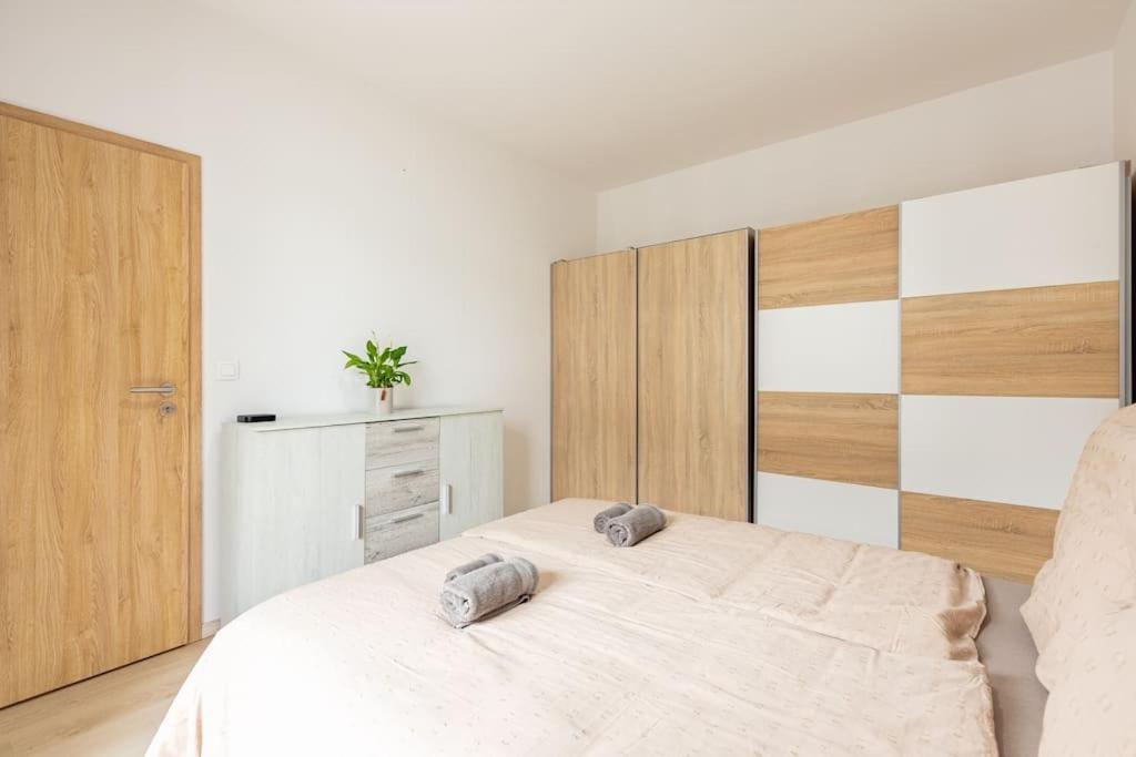 Cityscape Oasis: Active Studio Heaven Братислава Екстериор снимка