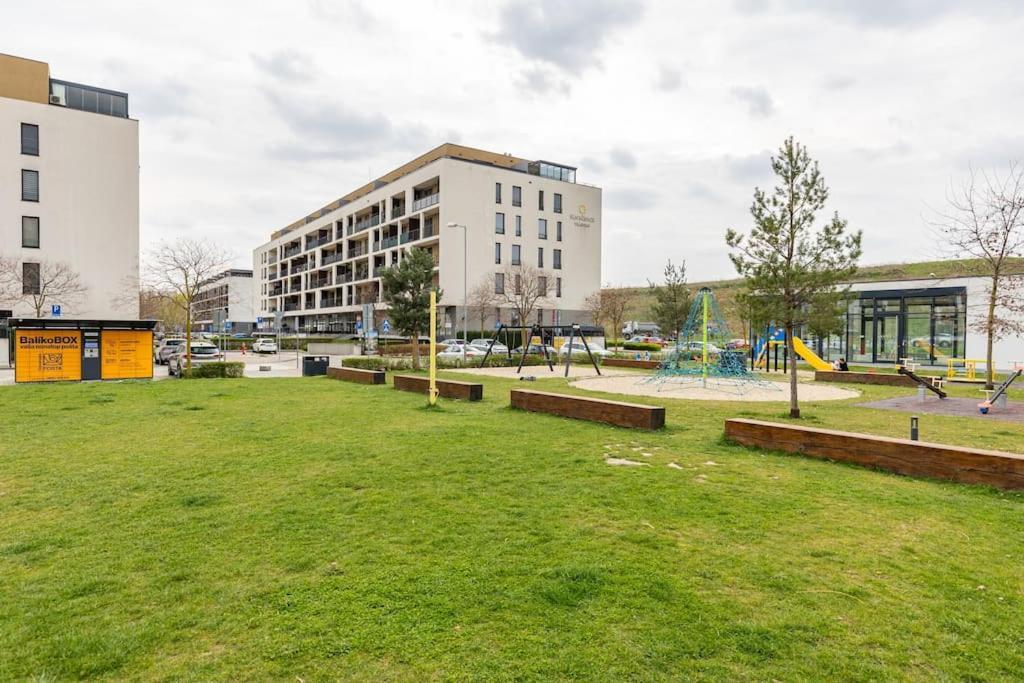 Cityscape Oasis: Active Studio Heaven Братислава Екстериор снимка