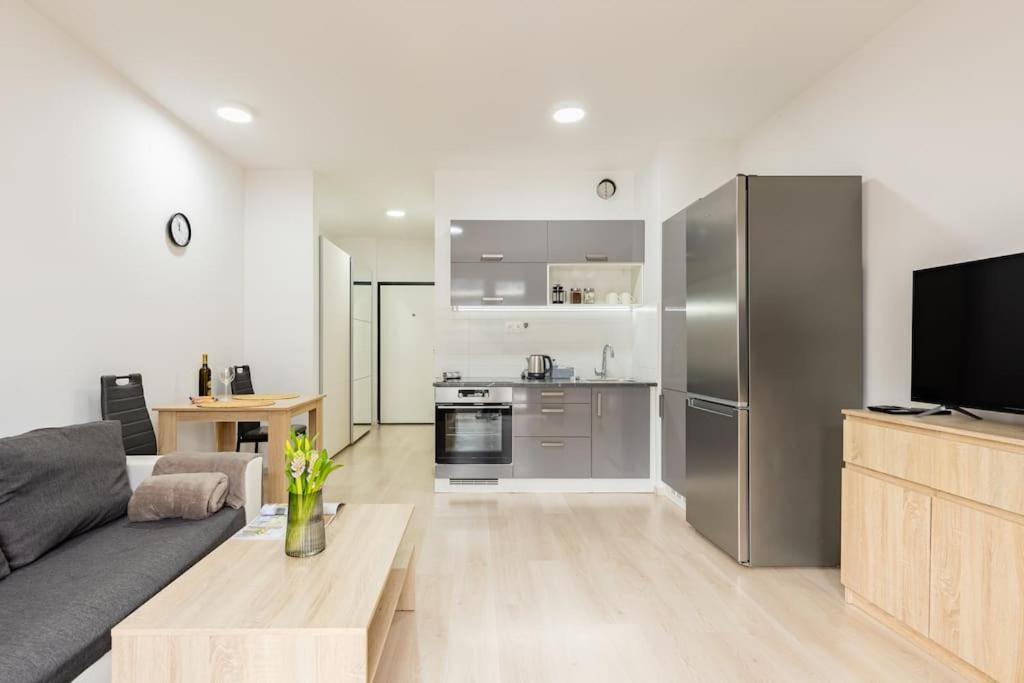 Cityscape Oasis: Active Studio Heaven Братислава Екстериор снимка