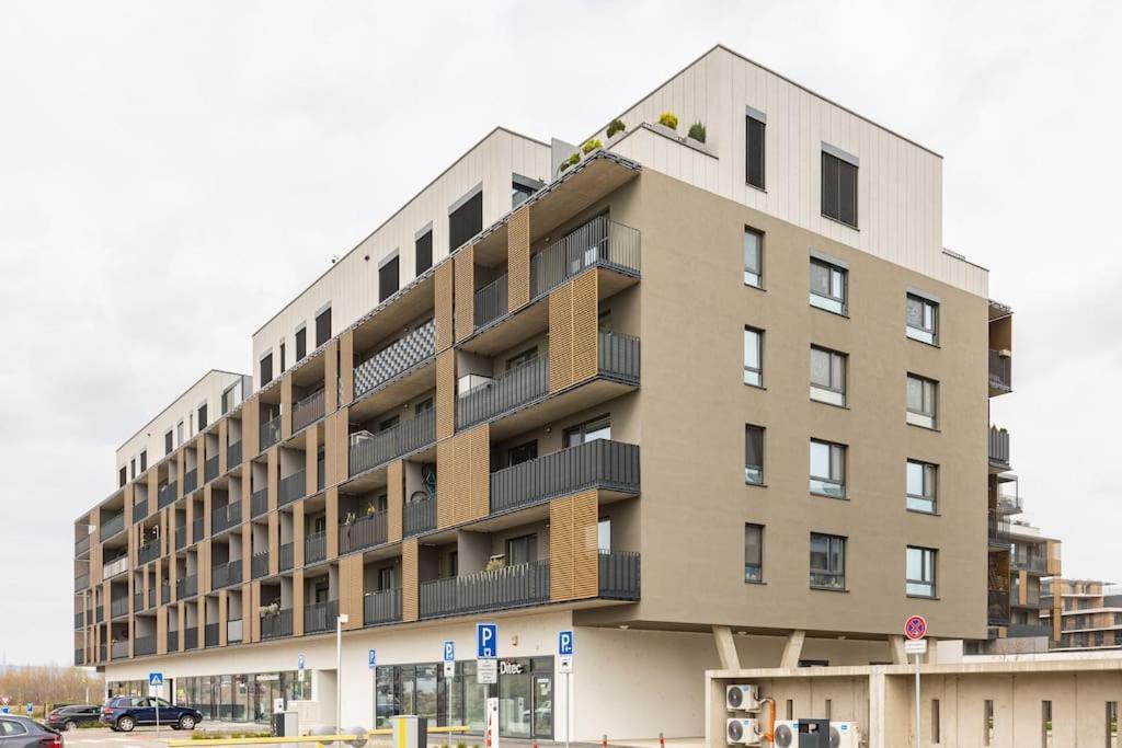 Cityscape Oasis: Active Studio Heaven Братислава Екстериор снимка