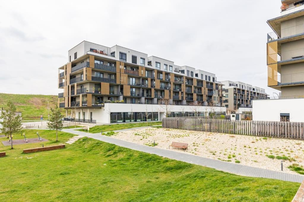 Cityscape Oasis: Active Studio Heaven Братислава Екстериор снимка