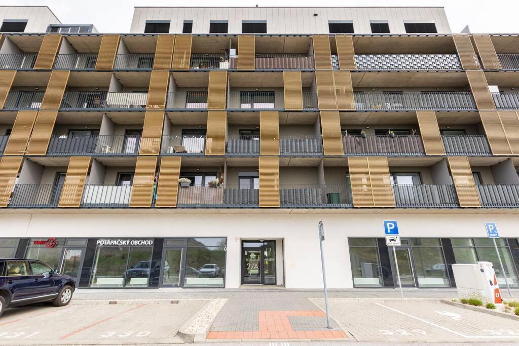 Cityscape Oasis: Active Studio Heaven Братислава Екстериор снимка